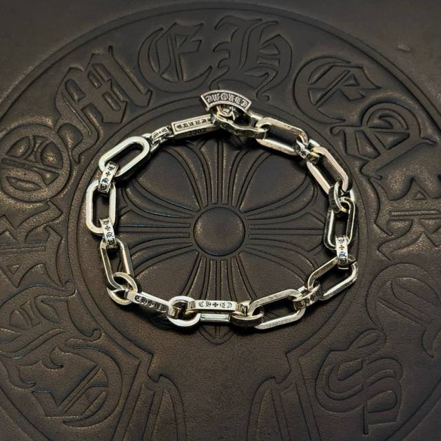新款 专柜品质 Chrome Hearts克罗心经典复古字母手链，原图凹凸造型不同的花纹设计风格 呈现出与众不同 十字架 童军花是克罗心的志 所以更经久不衰 正