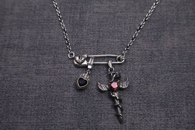 2026时尚推荐］ 克罗心胸针链帅爆了克罗心项链 造型不同的花纹设计风格 呈现出与众不同 十字架 童军花是克罗心的标志所以更经久不衰 正品打版Chrome He