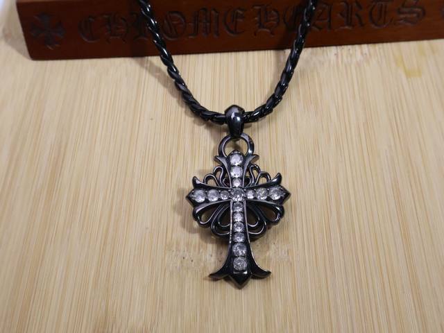 2026潮流时尚推荐 DDD 低调奢华的暗黑美学！克罗心同款黑魂项链精选电镀黑工艺，做旧磨损痕迹自然随性，每一处细节都复刻专柜质感！厂家直销无溢价，暗黑系穿搭的