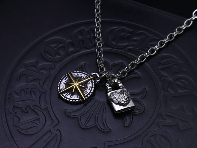 2026潮流时尚推荐 DDD ［新品上架］ 克罗心字母链 暗［字母暴动］ 原版蚀刻字母链｜纯手工镌刻末日密语 DDD 哥特镶钻十字缀饰｜撕裂平庸的叛逆圣经 DD