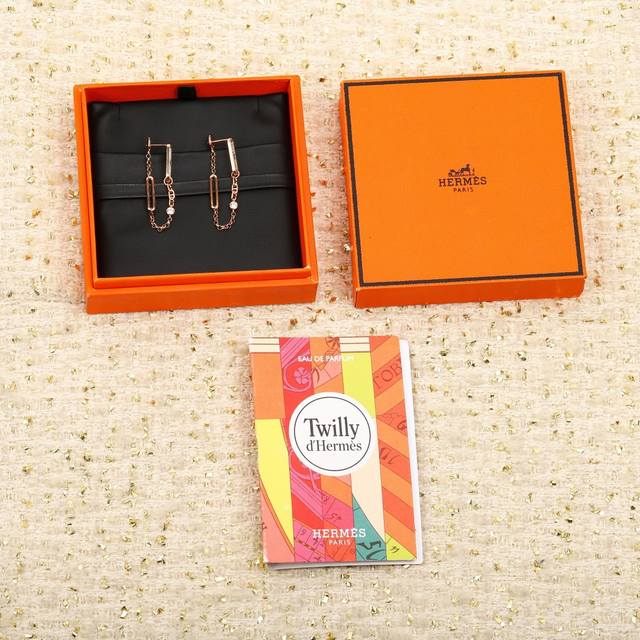 我们出品 爱马仕猪鼻子耳环 ，可订做18K真金真钻版，只做对版真金货，价询客Fu DDD 明星、网红、名媛都难以抗拒！ DDD 酷劲十足的经典标志 DDD 古今