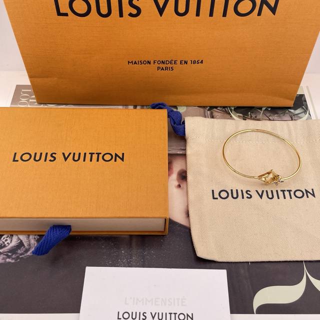 我们出品 Lv绿手镯 Z 3650！量大咨询客Fu强烈推荐！这款真的太美啦！粉钻真的很纯很少女真心美到心里去了2025甜美之王经典Monogram镂空金饰搭配粉