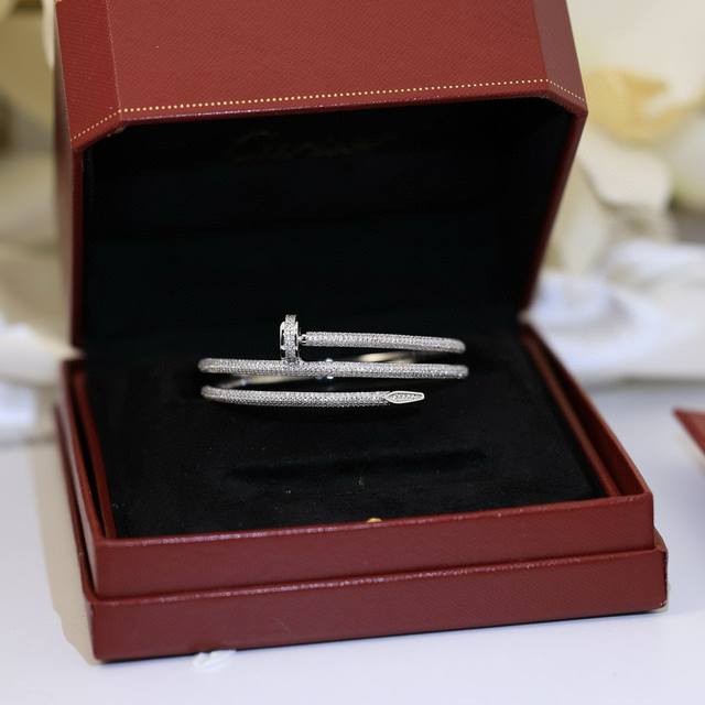 卡地亚Cartier钉子 新款 双层 镶钻手镯卡地亚经典杰作，经久不衰传奇经典，一直流行无需多说看做工看细节看刻字，一致正品精选德国进口亚金材质，Au750标超