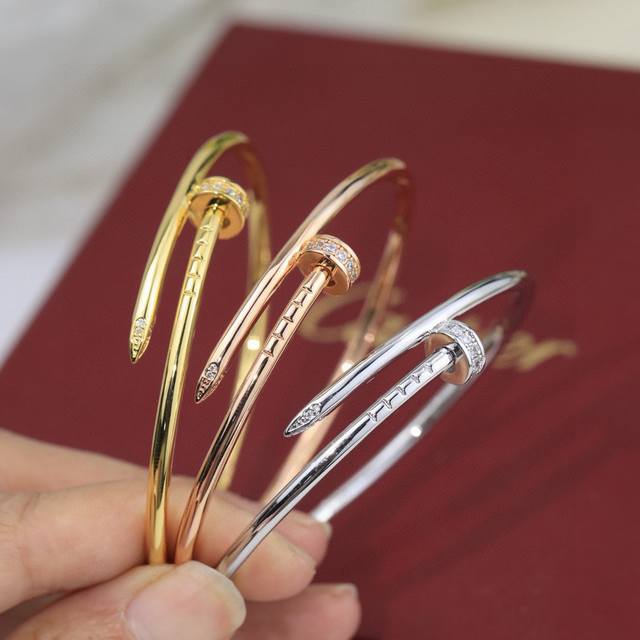 细版经典款 Cartier 卡地亚头尾钻钉子手镯 Juste Un Clou系列艺术设计展亮相米兰，演绎“当平凡化为珍贵”。Juste Un Clou艺术装置立