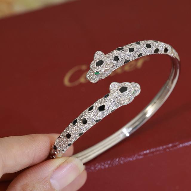 卡地亚霸气豹头满钻爆款手镯。PanthèRe De Cartier豹子手镯，18K黄金！圆形明亮式切割钻石。猎豹 作为卡地亚的标志性动物形象，最早出现于1914