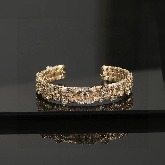 小香奈儿 Ch Nel 新款手镯 DDD 镂空设计搭配品 牌标志与各式图案组成、纹路清晰精致！ DDD 使得这款手镯摩登感十足，辨识度极高，让整体拥有重点的造型