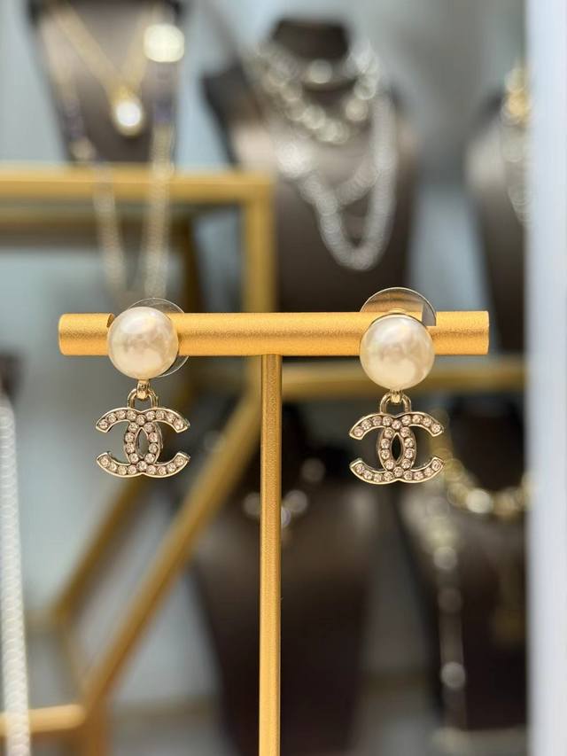 香奈儿双C珍珠耳钉 DDD 香奈儿双C珍珠耳钉，经典设计，金属镶嵌仿珍珠+满钻双C标志，优雅又奢华。珍珠圆润光泽，双 C吊坠精致闪耀，日常或正式场合都能轻松驾驭