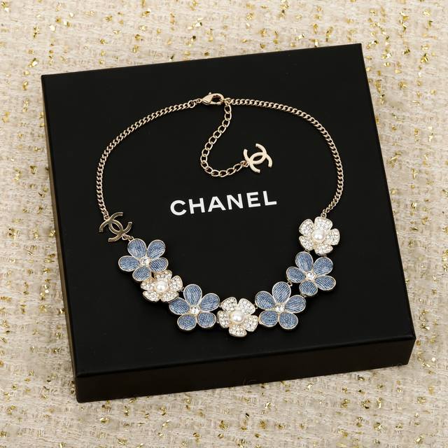 我们出品 Zp20410！量大咨询客Fu DDD 香奈儿仿牛仔花花双C项链 26早春最爆款仿牛仔系列全网首发！老规矩先到先得太爱啦超级断货王！巨巨巨难买！不买真