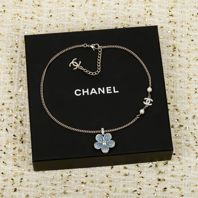 我们出品 Zp8970！量大咨询客Fu DDD 香奈儿仿牛仔花花双C项链 26早春最爆款仿牛仔系列全网首发！老规矩先到先得太爱啦超级断货王！巨巨巨难买！不买真心