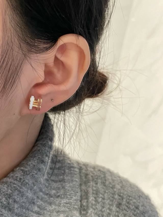 V金材质 DDD 升级Cnc进口滴油 褐色白色 对版 爱马仕迷你H琳琅耳钉 最新诠释H珐琅，超级工艺水平，每一款H珐琅彩面精细打磨，不过敏市面高端货 DDD