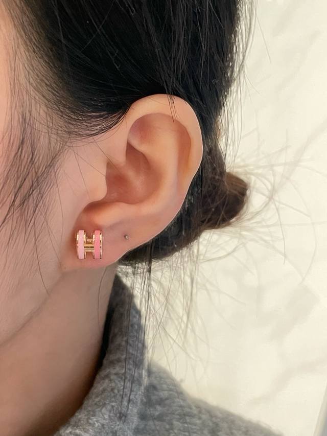 V金材质 升级Cnc进口滴油 粉色玫红 对版 爱马仕迷你H琳琅耳钉 最新诠释H珐琅，超级工艺水平，每一款H珐琅彩面精细打磨，不过敏市面高端货 DDD