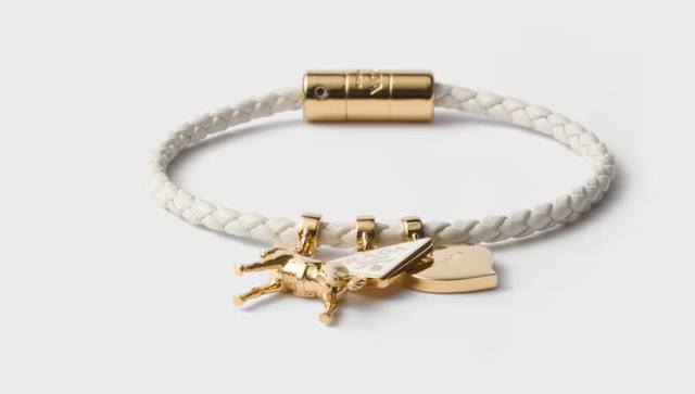 马年新款 Prada 普拉达 手皮 手链 ，爆款新品 精致耐看 华丽登场，整体细节非常令人惊喜，典雅而时尚，突显法式高雅气息。 DDD 尺寸：17、19 DDD