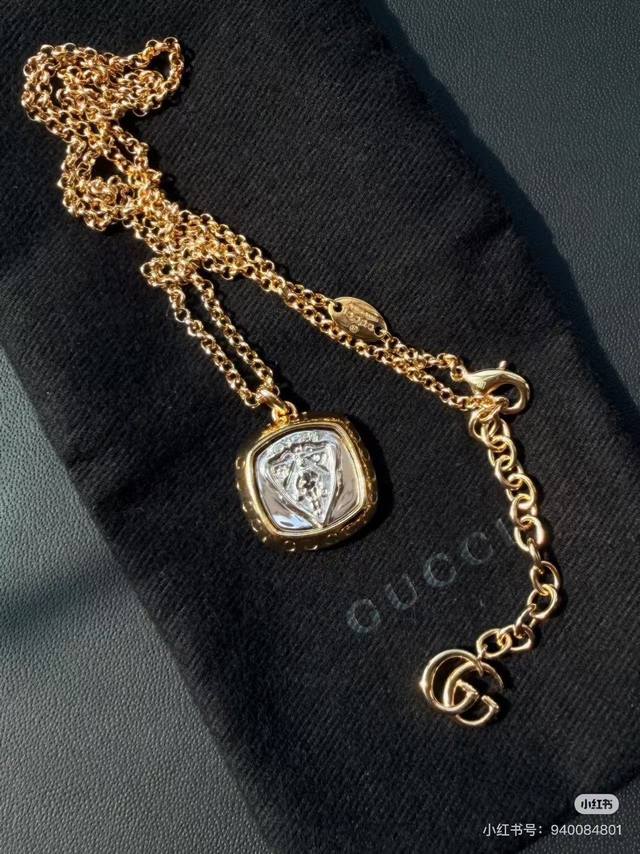 古驰 Gucci 项链，明亮式切割工艺使表面抛光非常靓丽360度绚丽夺目 方方面面都很到位整体设计简约。 DDD