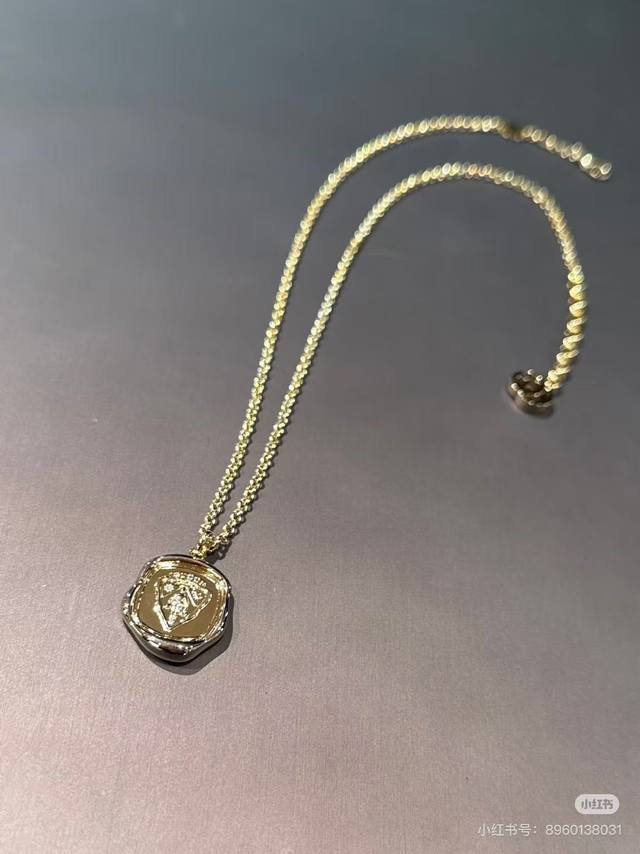 Gucci 项链，明亮式切割工艺使表面抛光非常靓丽360度绚丽夺目 方方面面都很到位整体设计简约。 DDD