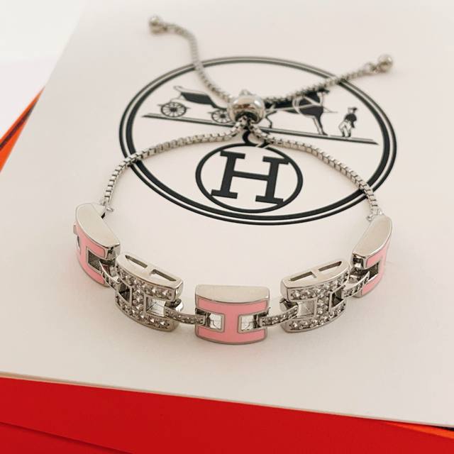 He Mes爱玛仕最新款银色字母粉H抽拉绳手链 一致Zp黄铜材质，非常的上镜设计很特别值得入手高级手工坊系列 DDD