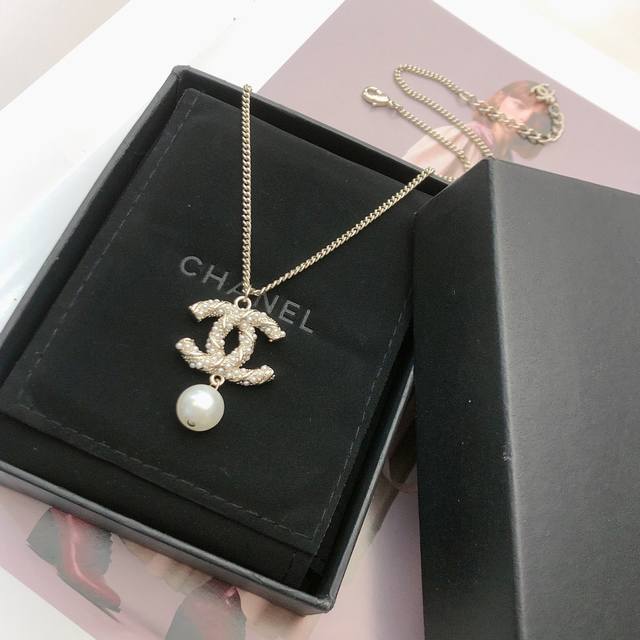 香奈儿 独家Chanel最新.. 爆款专柜同款水货正品麻花镶嵌小米珠双C珍珠，品质饰品， 这种项链的设计灵感来自香奈儿品牌中的珍珠麻花设计，非常经典，且不失气质
