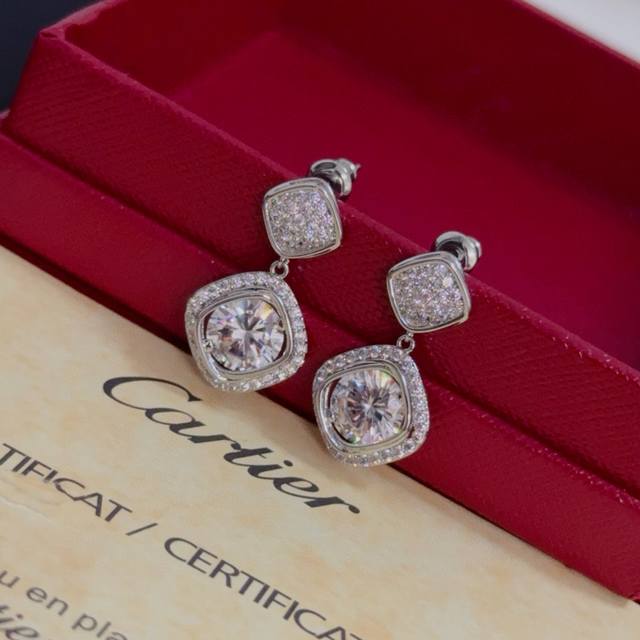 卡地亚镶钻耳钉 高端定制版本 镶嵌钻工艺 V金材质 经典而时尚风格 用凌厉线条重构爱情美学！打破常规，镶嵌钻设计反而成就高级感天花板 无需浮华堆砌，爱本应纯粹如