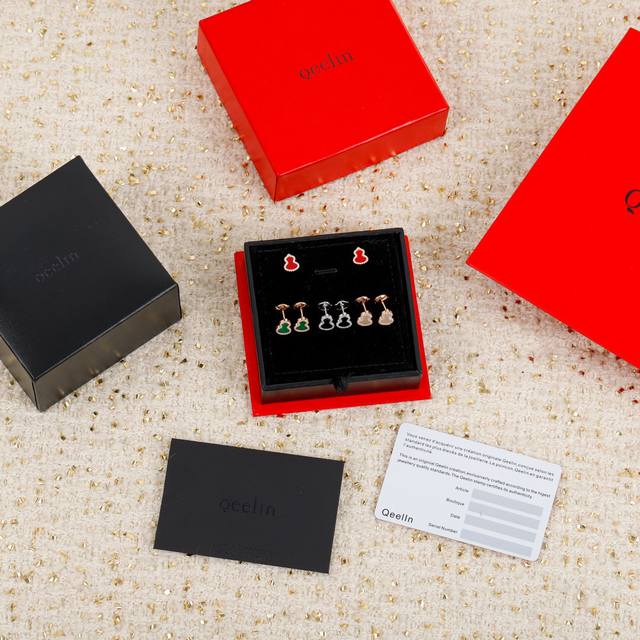 粉色 绿色 ，白 红 黑270 DDD 我们出品 麒麟葫芦耳钉 认准唯一一家真正购入珠宝类Zp开发的，可以订做真金真钻版，一致Zp，咨询客Fu DDD 葫芦谐音