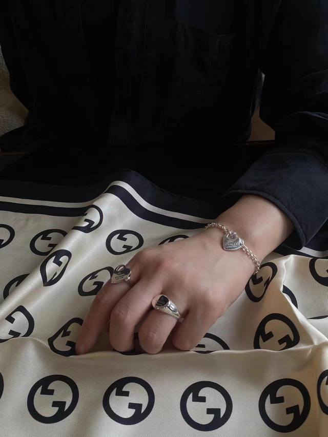 我们出品 古驰Trademark系列手链，贵妇标配。纯银材质，量大价询客Fu DDD Gucci Trademark系列以多样图案和六边形吊坠巧妙呈献品牌名称。