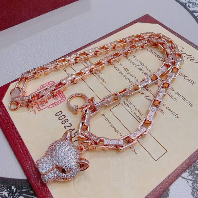 新款卡地亚项链V金材质系列 品相完美，细节无敌，那种独特的色泽完全无可挑剔，再缀以经典指环外形设计，简约之余却又优雅夺目，V金纯手工的组合更显气色，上手雅致动人