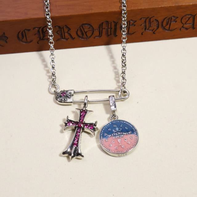 潮流时尚百搭］ 克罗心胸针爆款项链无论是约会、晚宴，还是日常佩戴，它都能让你散发出与众不同的光芒，浪漫又梦幻～ DDD 送给心爱的她，或是珍藏这份星夜的浪漫，让