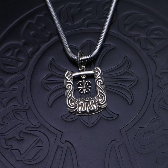 爆款推荐］ 克罗心项链，帅爆了克罗心项链 造型不同的花纹设计风格 呈现出与众不同 十字架 童军花是克罗心的标志所以更经久不衰 正品打版Chrome Hearts