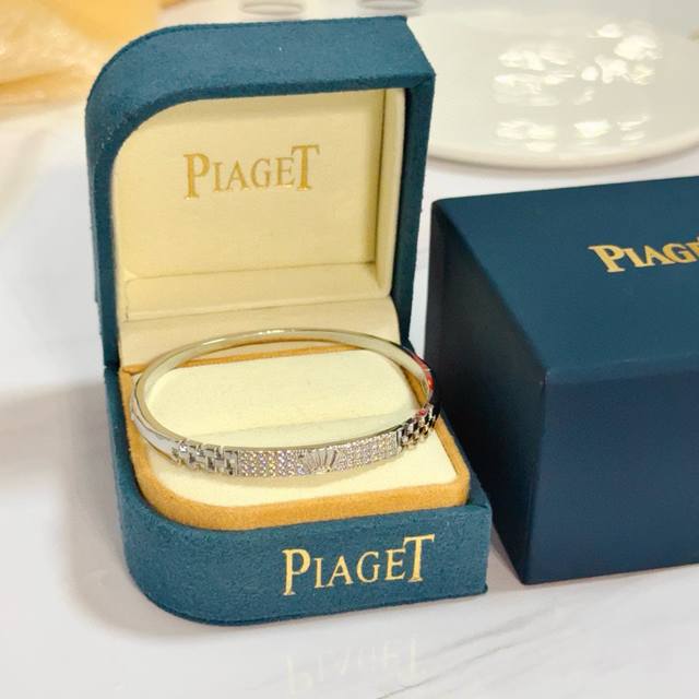Piaget伯爵手镯 高端定制版本 镶嵌钻工艺 ，V金材质 ，细节处尽显奢华。金属质感与纹理相互映衬，光线之下，熠熠生辉，体现了奢华与典雅的气质。无论是商务场合