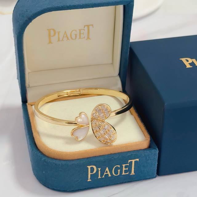 Piaget伯爵手镯 高端定制版本 镶嵌钻工艺 ，V金材质 ，细节处尽显奢华。金属质感与纹理相互映衬，光线之下，熠熠生辉，体现了奢华与典雅的气质。无论是商务场合