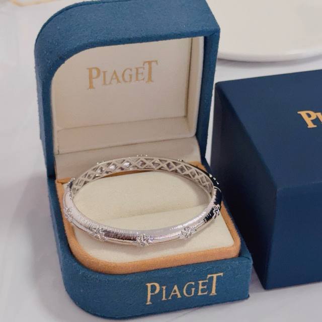 Piaget伯爵手镯 高端定制版本 镶嵌钻工艺 ，V金材质 ，细节处尽显奢华。金属质感与纹理相互映衬，光线之下，熠熠生辉，体现了奢华与典雅的气质。无论是商务场合
