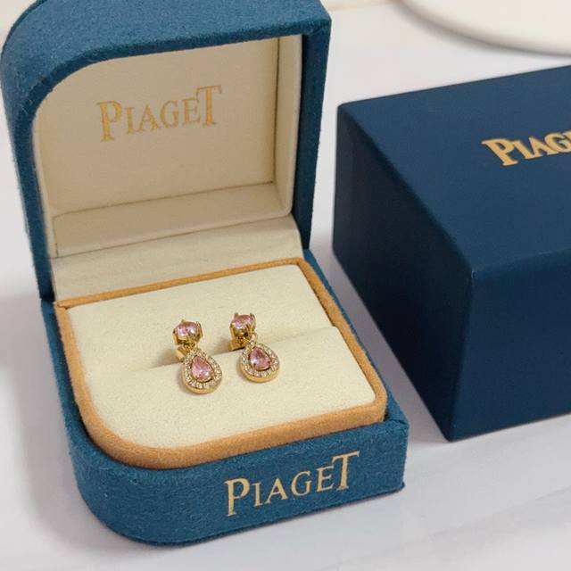 Piaget伯爵耳钉 高端定制版本 镶嵌工艺 ，V金材质 ，细节处尽显奢华。金属质感与纹理相互映衬，光线之下，熠熠生辉，低调又不失奢华魅力，无论是商务场合还是甜