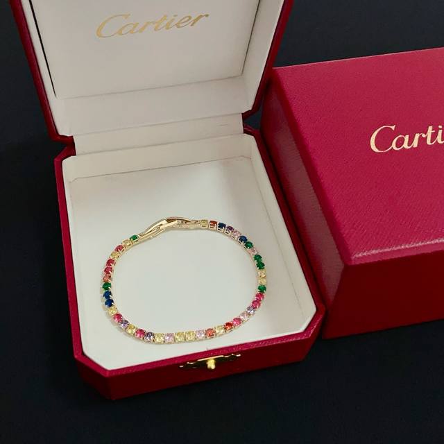 卡地亚彩钻手链 高端定制版本 镶嵌钻工艺 V金材质 经典而时尚风格 用凌厉线条重构爱情美学！打破常规，镶嵌钻设计反而成就高级感天花板 无需浮华堆砌，爱本应纯粹如