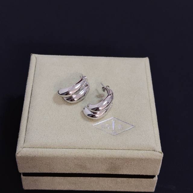 精工原版〕Vca四叶草梵克雅宝耳钉 经典之作 官网同款 时尚潮流 采用多层次金属雕刻设计 使花瓣更立体 镶嵌满钻工艺 尽显女性柔美气质 四叶草幸运图案 象征幸运