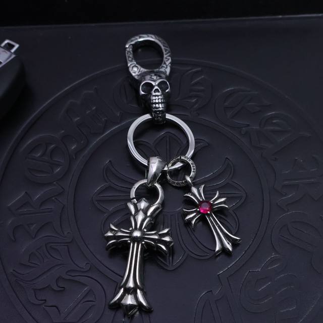 2025潮流推荐］克罗心钥匙扣挂件裤包挂件 做工、质感一流.小细节提升本身整体品味， 搭配起来简直酷毙了.克罗心银饰经过工人手工打制，做工、质感十足，风格作旧粗