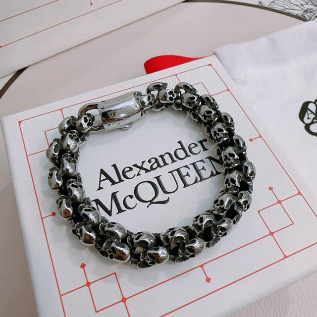 原单货新款Alexander Mcqueen 亚历山大 麦昆 手链 专柜一致原版定制 骨子里那种叛逆浮夸朋克可内心又向往着美好的焦虑，对美的另一种诠释 男士火爆