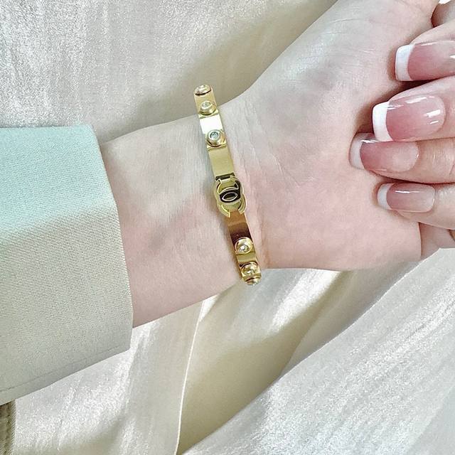 新款香奈儿Chanel六颗闪耀的钻手镯超重工Bling Bling，颜色搭配得非常好高级感 女神气质高端 精钢材质不过敏不褪色。一比一精美工艺，经典至极的魅物，