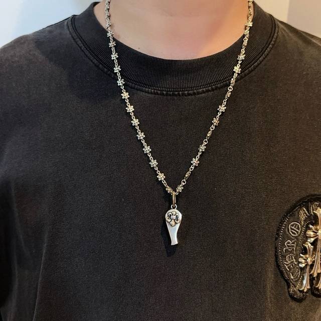 新款 专柜品质 Chrome Hearts克罗心经典复古十字花项链 哨子吊坠 凹凸造型不同的花纹设计风格 呈现出与众不同 十字架 童军花是克罗心的志 所以更经久