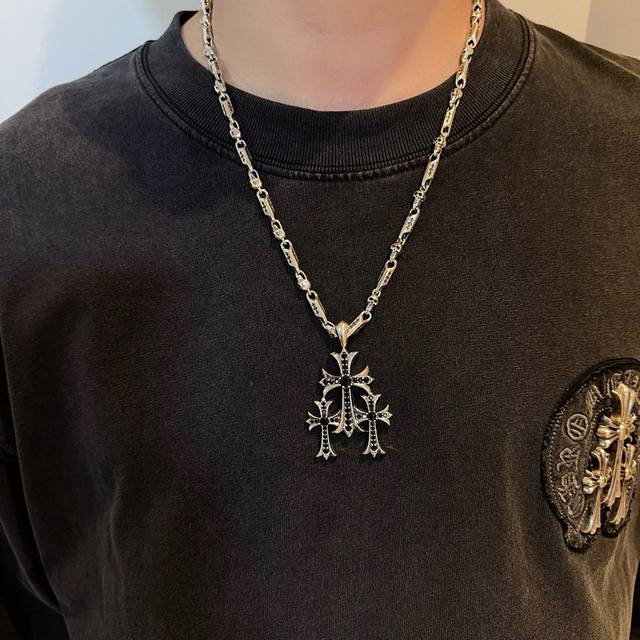 新款 专柜品质 Chrome Hearts克罗心经典复古多元素骷髅头十字架项链 满钻三十十字架吊坠 凹凸造型不同的花纹设计风格 呈现出与众不同 十字架 童军花是