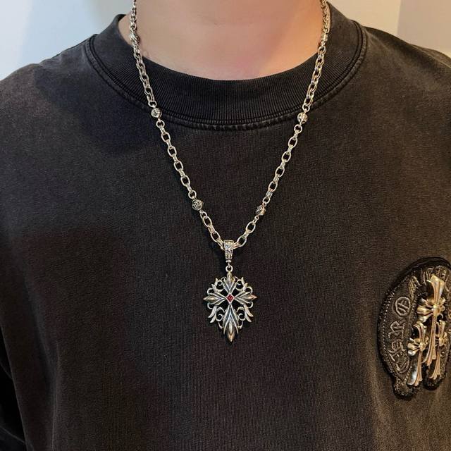 新款 专柜品质 Chrome Hearts克罗心经典复古多元素花球项链 十字架吊坠 凹凸造型不同的花纹设计风格 呈现出与众不同 十字架 童军花是克罗心的志 所以