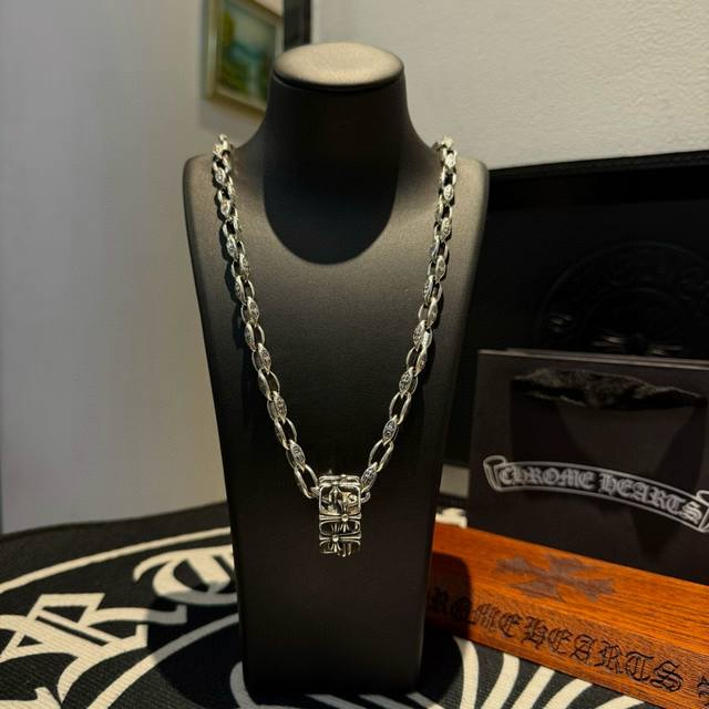 新款 专柜品质 Chrome Hearts克罗心菱扣字母项链 十字架戒指吊坠 快手 Ins 小红书热门 凹凸造型不同的花纹设计风格 呈现出与众不同 十字架 童军