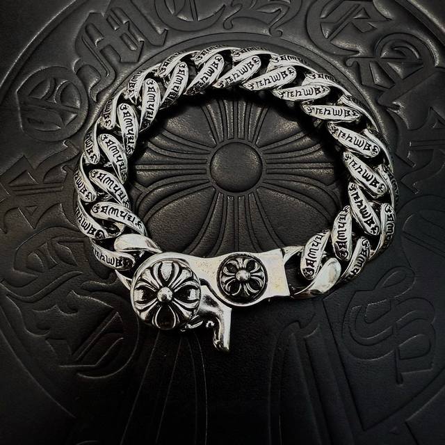 新款 专柜品质 Chrome Hearts克罗心经典复古十字架手链 凹凸造型不同的花纹设计风格 呈现出与众不同 十字架 童军花是克罗心的志 所以更经久不衰 正品