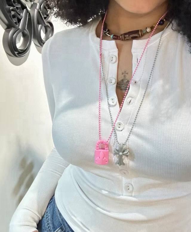 新款Chrome Hearts 克罗心十字架树脂圆珠项链，精致专柜工艺，品质保证，男女同款，多种风格搭配，叠戴也很好看，这不仅仅是一条项链，更是你展现个性与品味