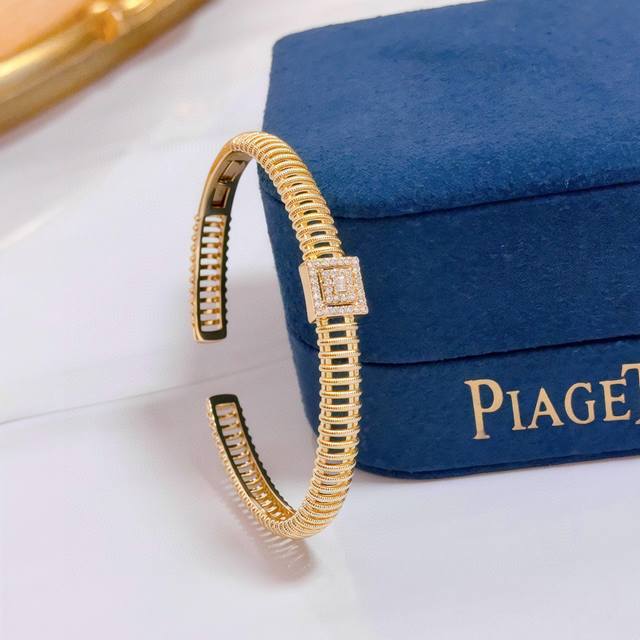 Piaget伯爵手镯 高端定制版本 镶嵌钻工艺 ，V金材质 ，细节处尽显奢华。金属质感与纹理相互映衬，光线之下，熠熠生辉，体现了奢华与典雅的气质。无论是商务场合
