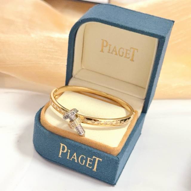 Piaget伯爵手镯 高端定制版本 镶嵌钻工艺 ，V金材质 ，细节处尽显奢华。金属质感与纹理相互映衬，光线之下，熠熠生辉，体现了奢华与典雅的气质。无论是商务场合
