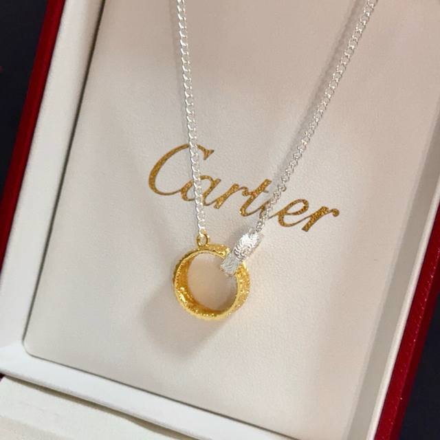 卡地亚项链 高端定制版本 镶嵌钻工艺 V金材质 经典而时尚风格 用凌厉线条重构爱情美学！打破常规，镶嵌钻设计反而成就高级感天花板 无需浮华堆砌，爱本应纯粹如初