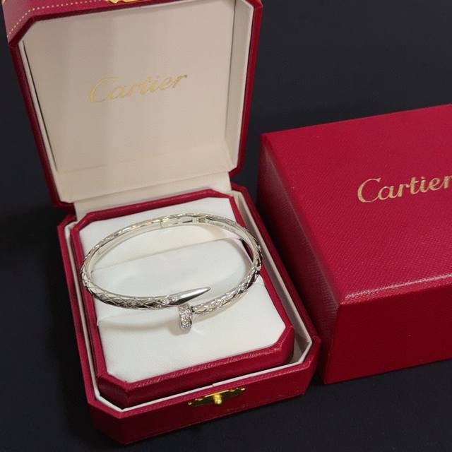 卡地亚镶钻钉子手镯 高端定制版本 镶嵌钻工艺 V金材质 经典而时尚风格 用凌厉线条重构爱情美学！打破常规，镶嵌钻设计反而成就高级感天花板 无需浮华堆砌，爱本应纯