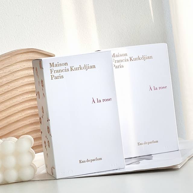 原单品质 DDD Mfk A La Rose 娇艳欲滴的一支玫瑰 DDD 香调；花香调。 DDD 一股甜而不腻的花香扑面而来，优雅又不失娇俏，虽然是Edp浓香，