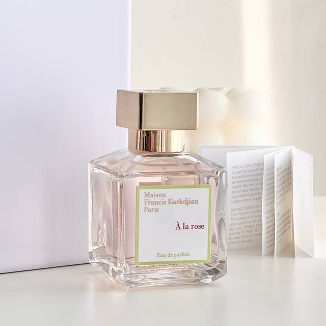 原单品质 DDD 弗朗西斯 库尔吉安 A La Rose DDD 前调：香柠檬、橙子 DDD 中调：紫罗兰、木兰、玫瑰 DDD 后调：雪松、麝香 DDD 闻多了