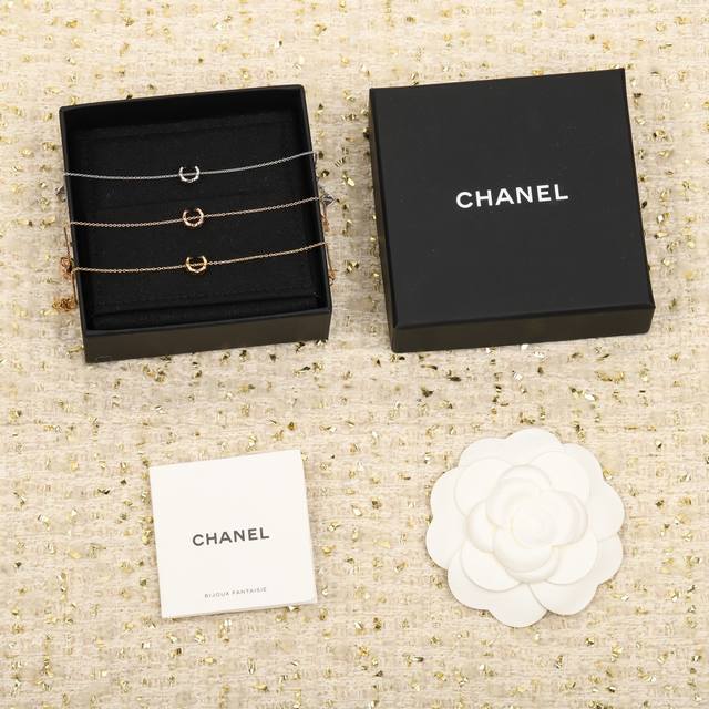 我们出品 香奈儿Coco小金豆手链 ，可订做18K真金真钻版，只做对版真金货，价询客Fu DDD 受绗缝图案启发的系列，这是自1955年以来众议院的标志。摩登又
