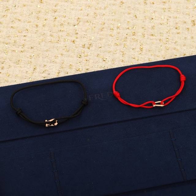 我们出品 费雷德马蹄红绳，可订做真金真钻，价咨询客Fu，同样只做对版Zp金货！ DDD F&Ed马鞍红绳手链，最佳情侣款，一定要入[机智][机智]马蹄扣手链，寓