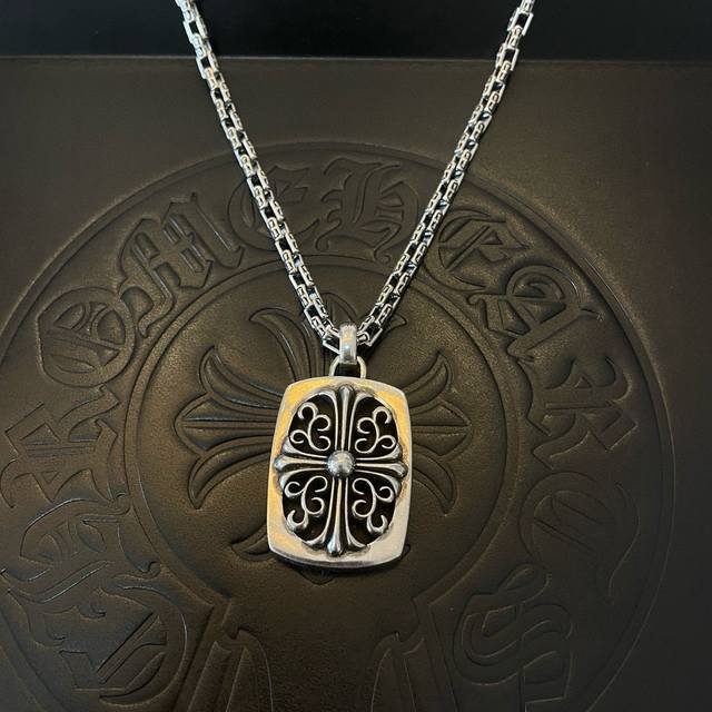 新款 专柜品质 Chrome Hearts克罗心 经典复古十字架项链 十字花吊坠 凹凸造型不同的花纹设计风格 呈现出与众不同 十字架 童军花是克罗心的志 所以更